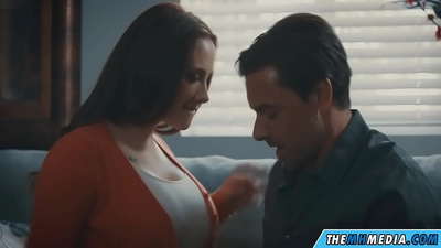 Ogli tomosha qilayotganda, etuk ona onanizm bilan shugullanadi.